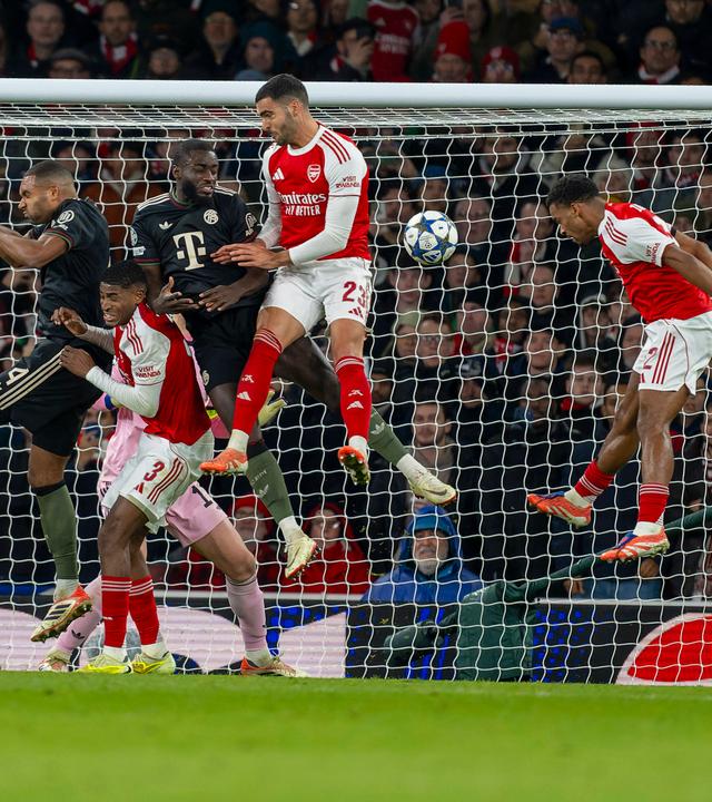 Noni Madueke (FC Arsenal), Harry Kane (FC Bayern München), Aleksandar Pavlovic (Bayern München), Michael Olise (FC Bayern München), Jonathan Tah (FC Bayern München), Christhian Mosquera (FC Arsenal), Dayot Upamecano (FC Bayern München) und Mikel Merino (FC Arsenal) bei einer Ecke des FC Arsenal