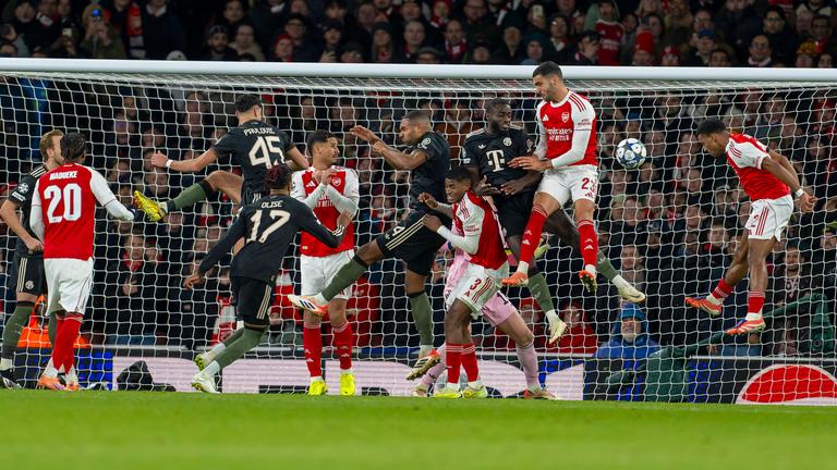 Noni Madueke (FC Arsenal), Harry Kane (FC Bayern München), Aleksandar Pavlovic (Bayern München), Michael Olise (FC Bayern München), Jonathan Tah (FC Bayern München), Christhian Mosquera (FC Arsenal), Dayot Upamecano (FC Bayern München) und Mikel Merino (FC Arsenal) bei einer Ecke des FC Arsenal