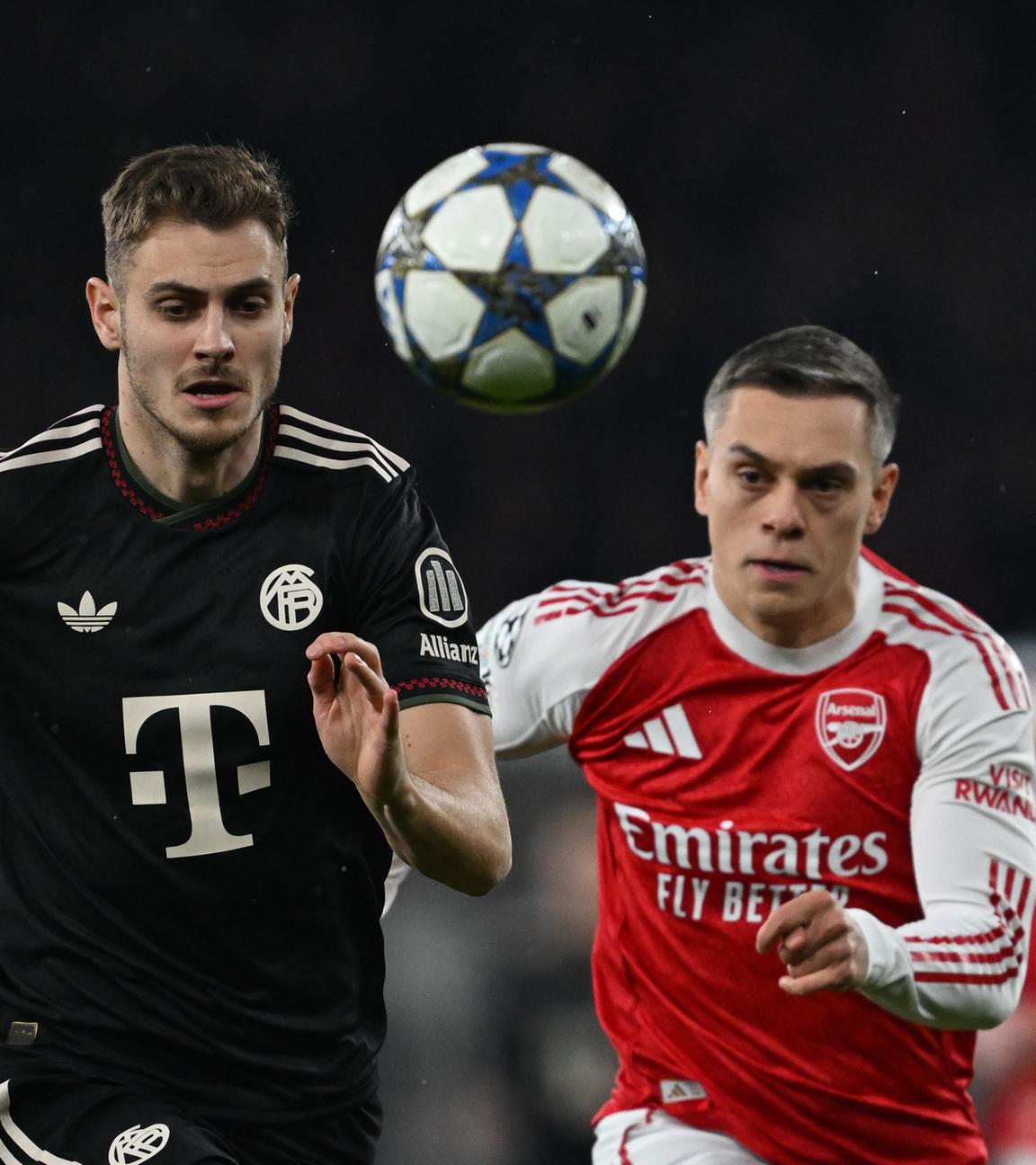 Josip Stanisic (Bayern München) und Leandro Trossard (Arsenal) kämpfen. 