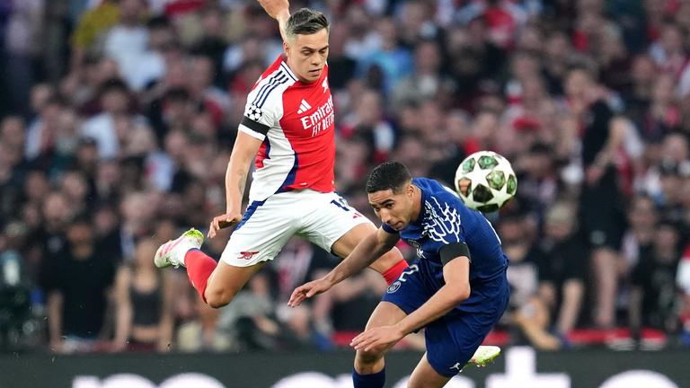 Leandro Trossard und Achraf Hakimi im Kampf um den Ball