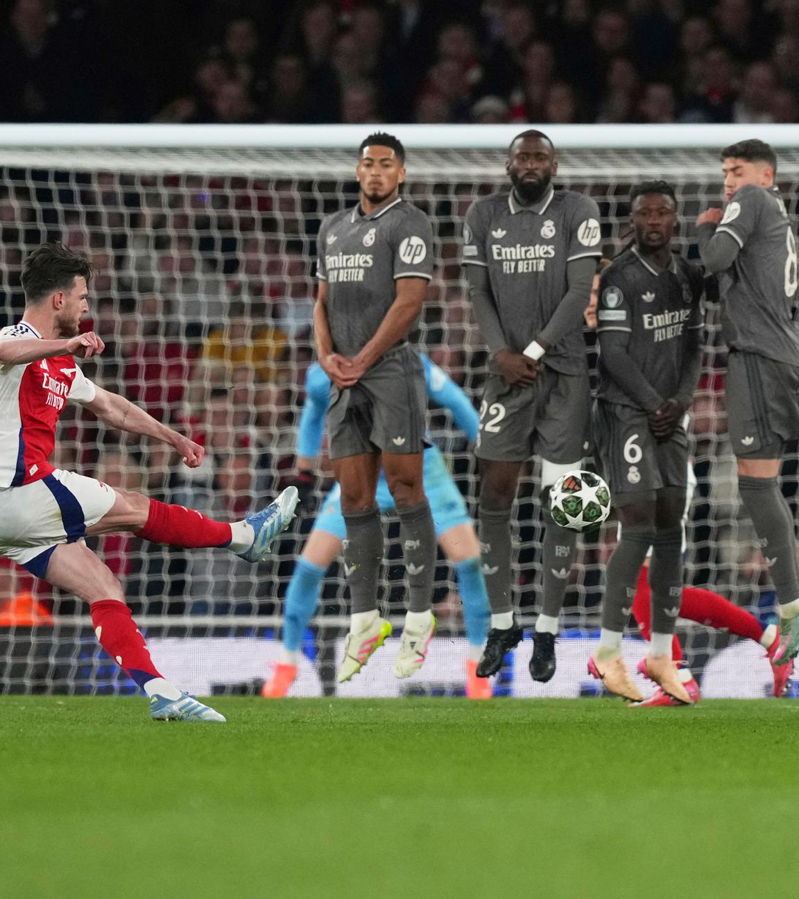Champions League, FC Arsenal - Real Madrid, Viertelfinale, Hinspiel: Declan Rice (links) von Arsenal erzielt mit einem Freistoß den Führungstreffer für seine Mannschaft.