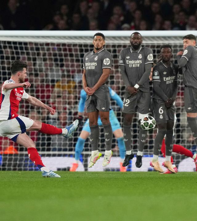 Champions League, FC Arsenal - Real Madrid, Viertelfinale, Hinspiel: Declan Rice (links) von Arsenal erzielt mit einem Freistoß den Führungstreffer für seine Mannschaft.