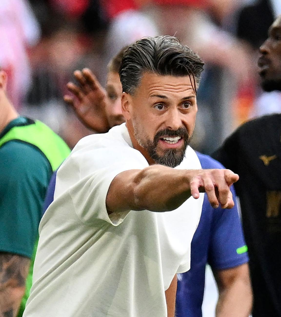 Augsburgs Trainer Sandro Wagner (M.) jubelt, während seine Spieler das dritte Tor im Bundesligaspiel gegen den SC Freiburg am 23. August 2025 in Freiburg feiern.