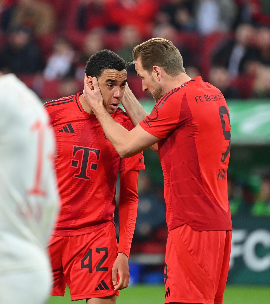 Jamal Musiala und Harry Kane bejubeln das Tor zum 1:1.