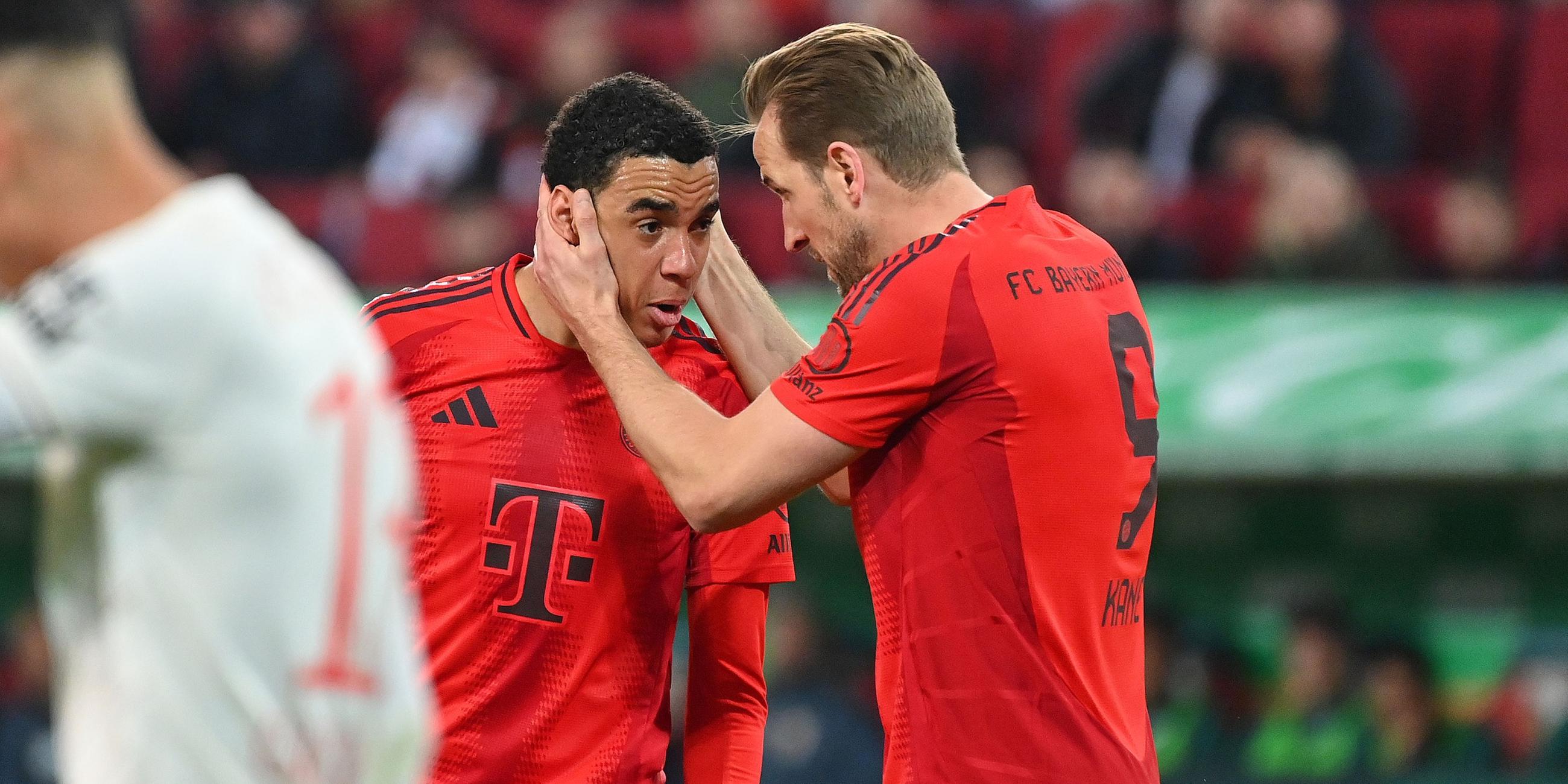 Jamal Musiala und Harry Kane bejubeln das Tor zum 1:1.