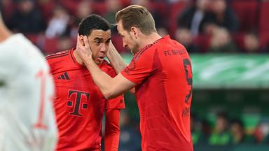 Jamal Musiala und Harry Kane bejubeln das Tor zum 1:1.