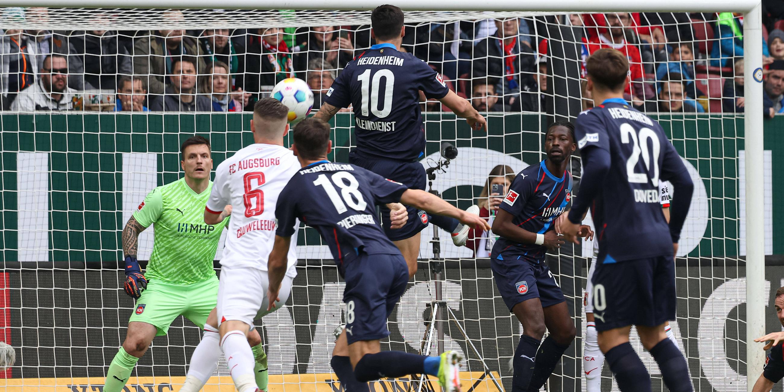 Tor zum 1:0 durch Jeffrey Gouweleeuw (FC Augsburg 6) gegen Kevin Müller (Torwart 1. FC Heidenheim).
