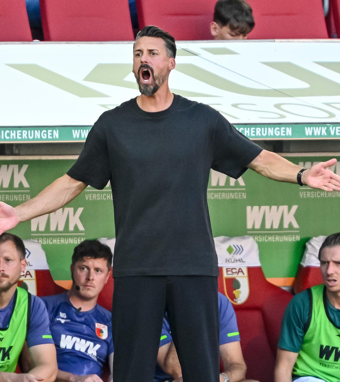 Fußball: Bundesliga, FC Augsburg - FSV Mainz 05: Trainer Sandro Wagner (FC Augsburg) gestikuliert.