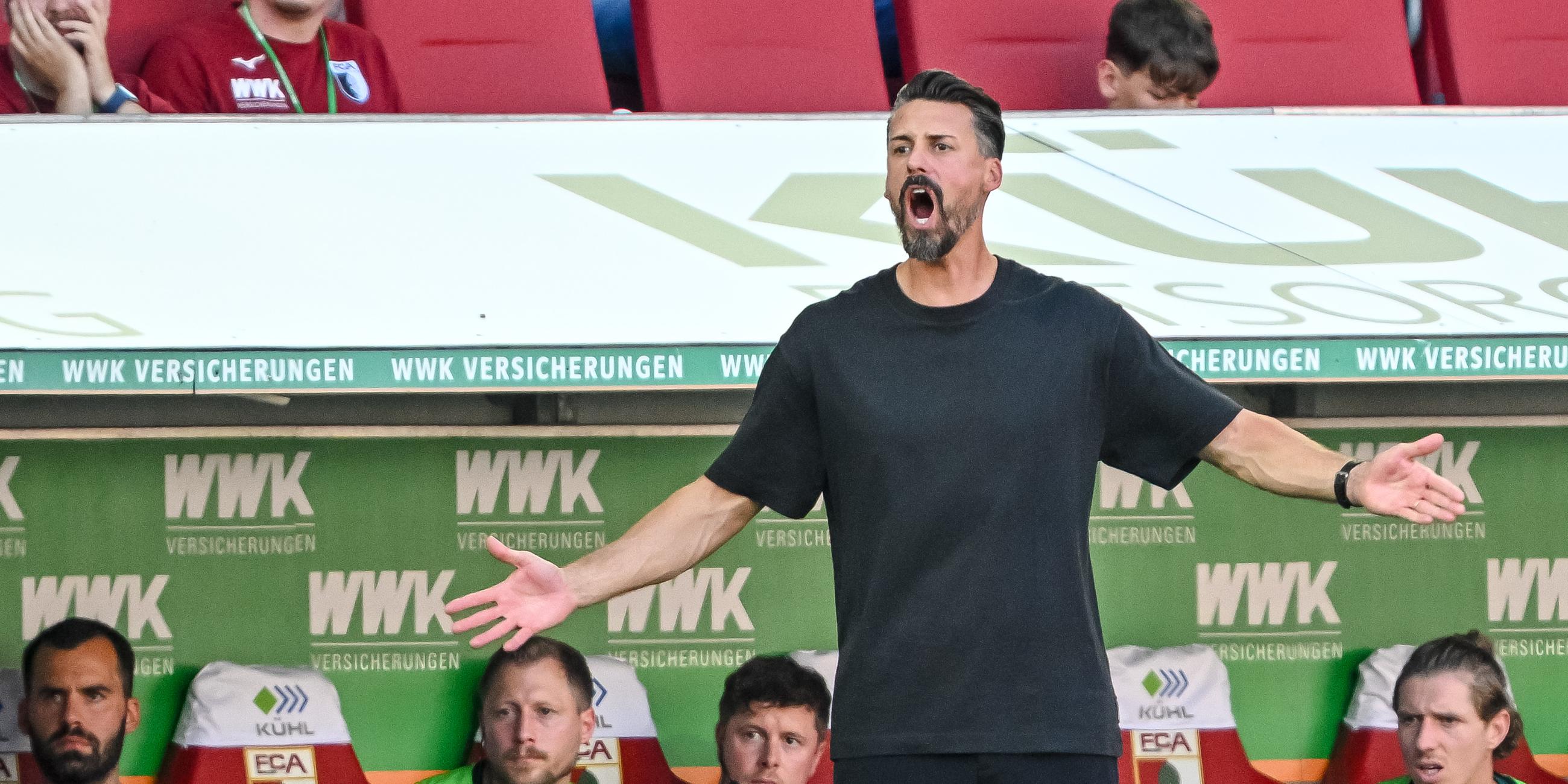 Fußball: Bundesliga, FC Augsburg - FSV Mainz 05: Trainer Sandro Wagner (FC Augsburg) gestikuliert.