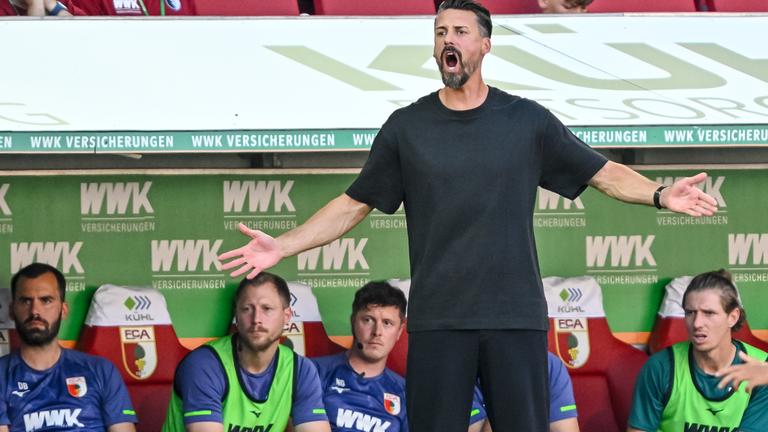 Fußball: Bundesliga, FC Augsburg - FSV Mainz 05: Trainer Sandro Wagner (FC Augsburg) gestikuliert.