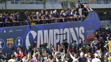 Die Spieler des FC Barcelona feiern am 11. Mai 2026 in Barcelona an Bord eines Busses den Gewinn ihres 29. spanischen Meistertitels.