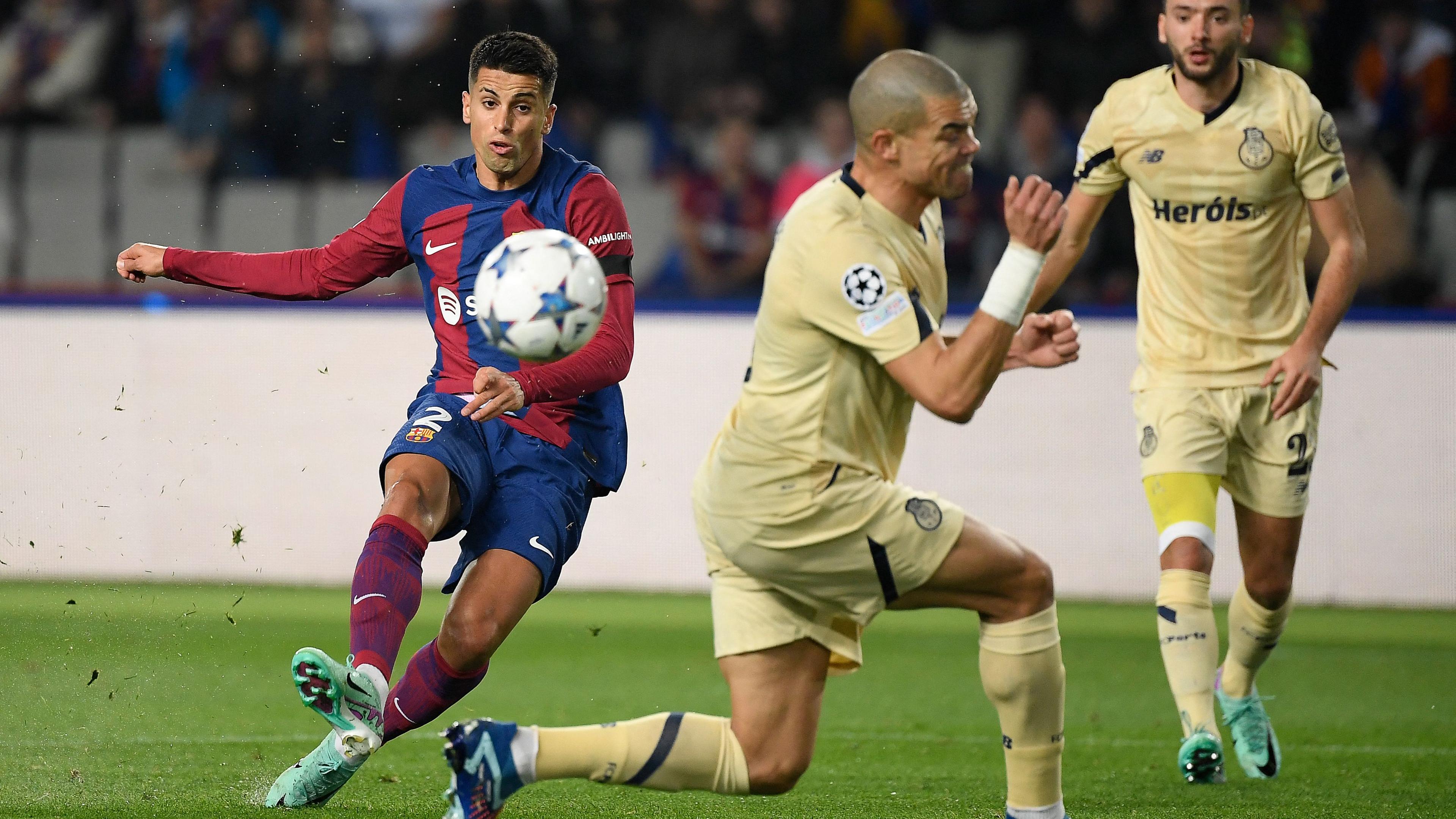 Joao Cancelo (FC Barcelona) schießt das erste Tor für sein Team.
