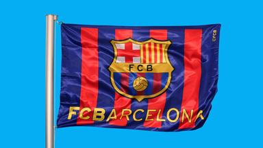 Eine wehende Fahne des FC Barcelona an einer Fahnenstange.