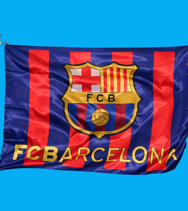 Eine wehende Fahne des FC Barcelona an einer Fahnenstange.