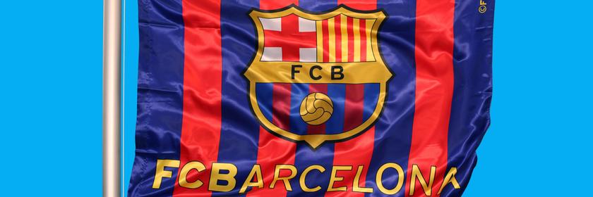 Eine wehende Fahne des FC Barcelona an einer Fahnenstange.