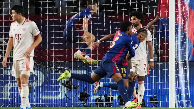 Raphael Dias Belloli Raphinha vom FC Barcelona, Barca feiert nach seinem Tor FC Barcelona gegen Bayern München.