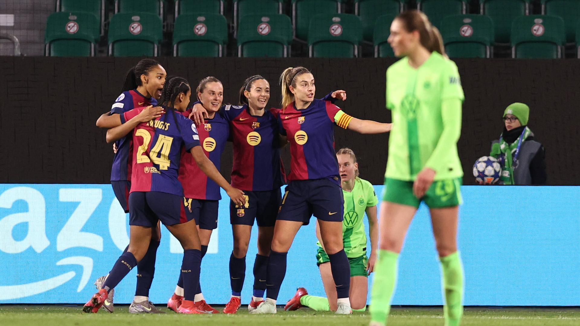Jubeltraube um Ewa Pajor vom FC Barcelona