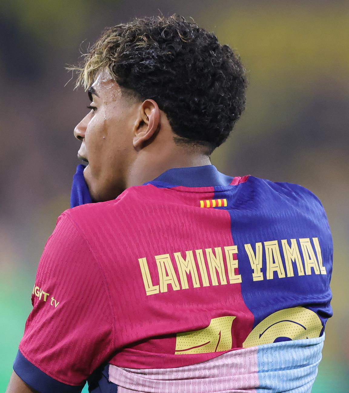 Lamine Yamal schaut enttäuscht.