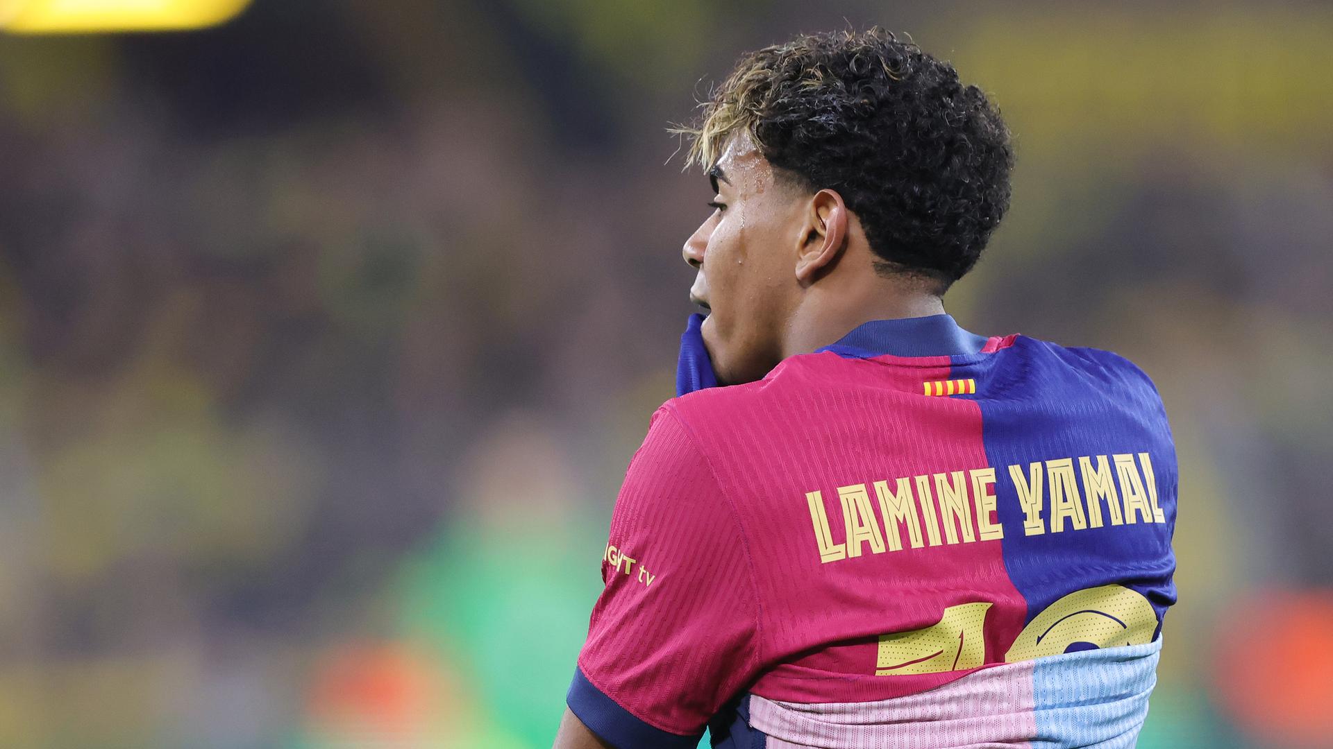 Lamine Yamal schaut enttäuscht.