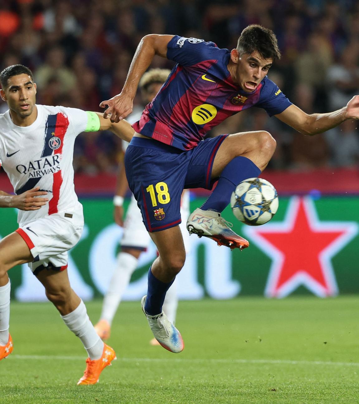 Gerard Martín (FC Barcelona) kämpft gegen Achraf Hakimi (Paris Saint-Germain).