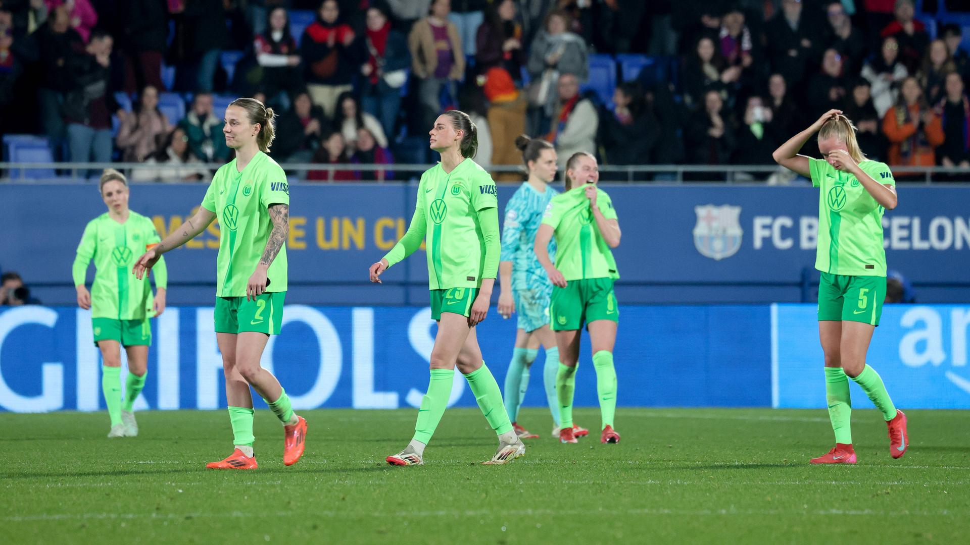 Enttäuschte Spielerinnen des VfL Wolfsburg