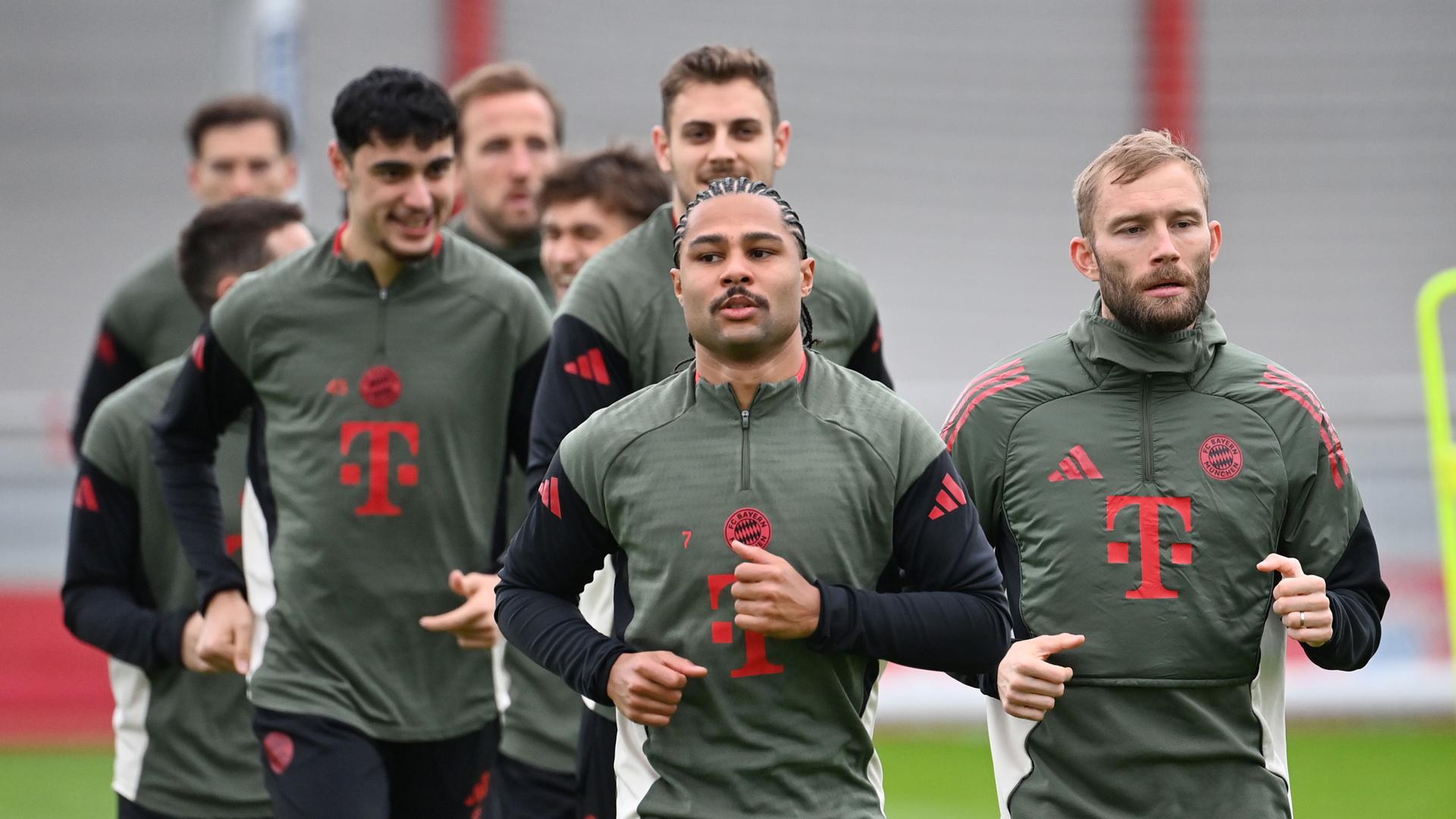 Spieler des FC Bayern München während des Abschlusstrainings am 08.12.2025.