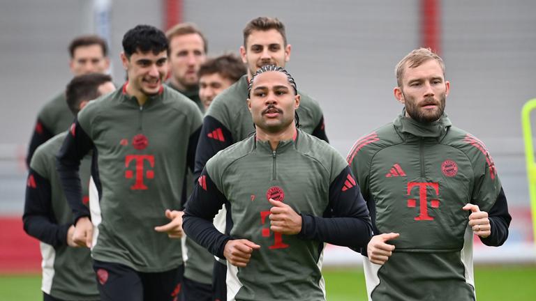 Spieler des FC Bayern München während des Abschlusstrainings am 08.12.2025.