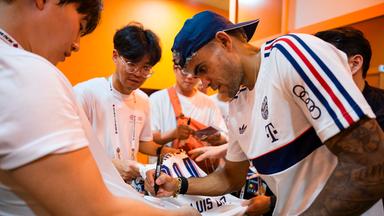 Bayern Münchens Luis Diaz schreibt Autogramme