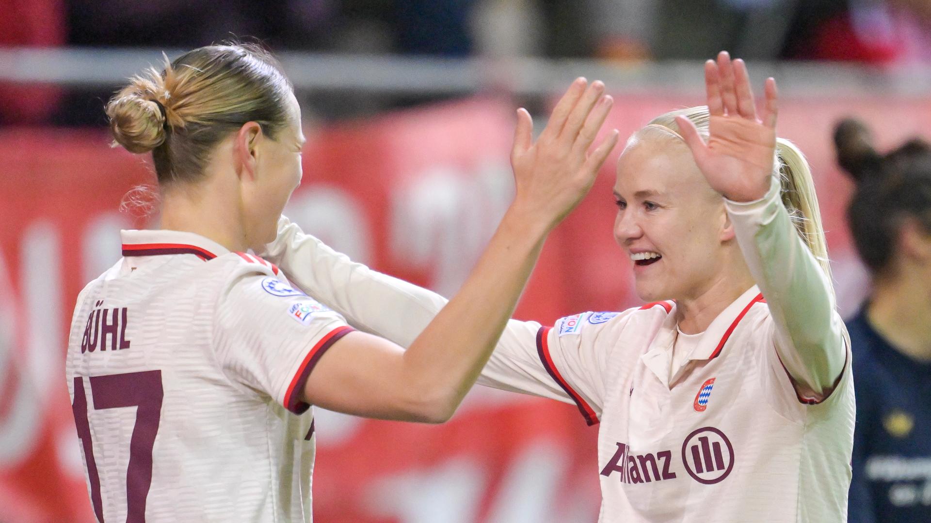 FC Bayern: Klara Bühl und Pernille Harder jubeln mit ausgestreckten Armen über ein Tor gegen Juventus Turin.