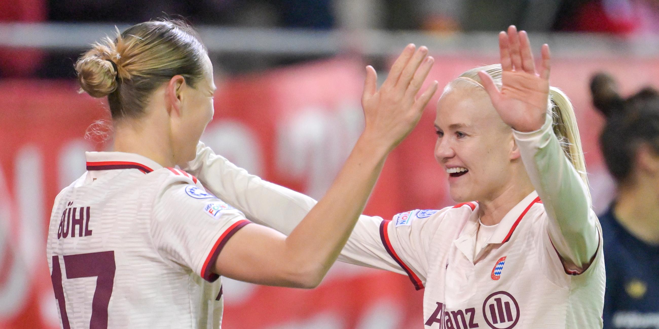 FC Bayern: Klara Bühl und Pernille Harder jubeln mit ausgestreckten Armen über ein Tor gegen Juventus Turin.