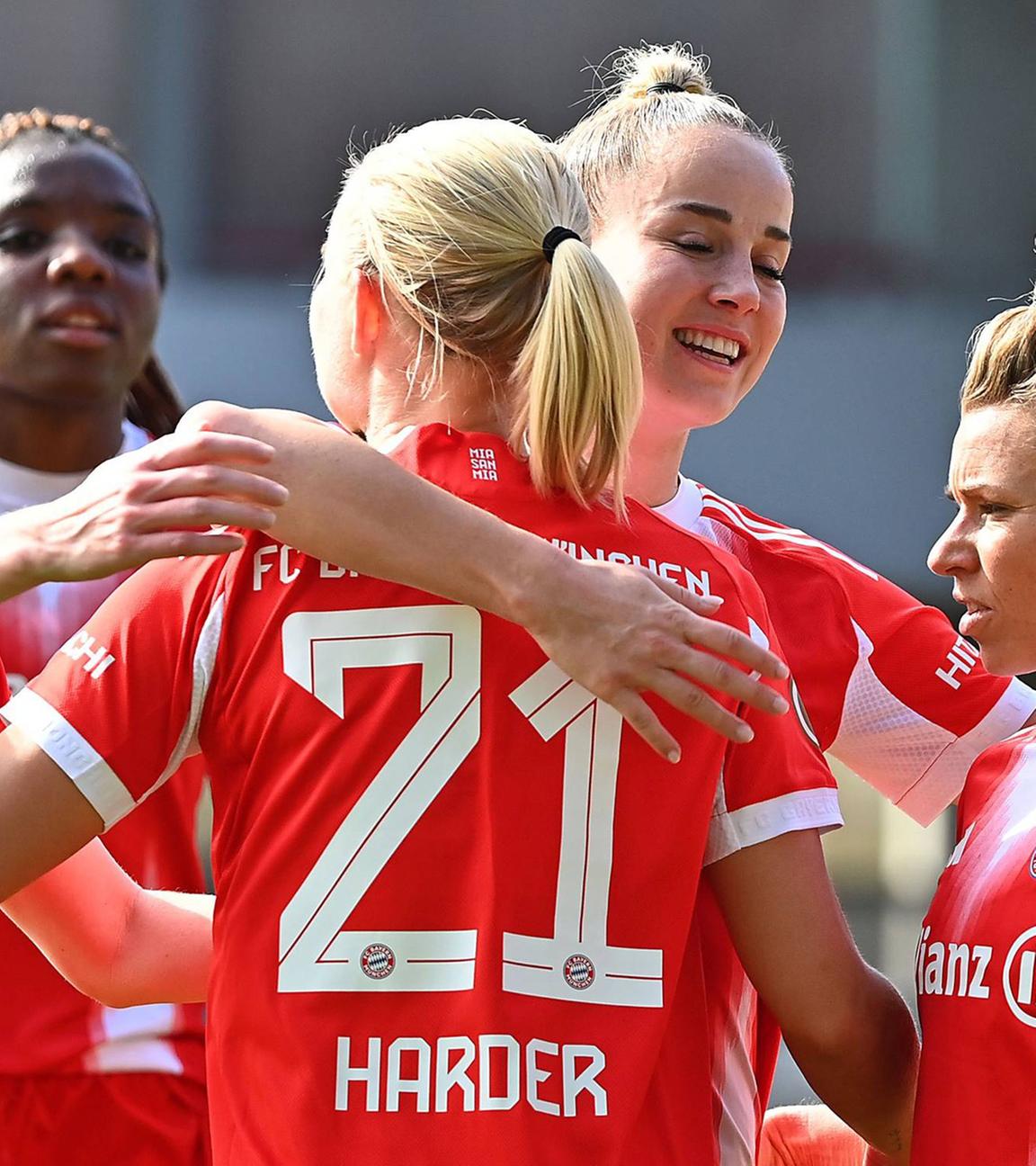 „Kollektiver Torjubel um Pernille Harder (FCB) nach dem 2:0, mit Linda Dallmann, Giulia Gwinn und Stine Ballisager, beim DFB-Pokal-Halbfinale der Frauen: FC Bayern München – SGS Essen am 06.04.2026 am FC Bayern Campus.“