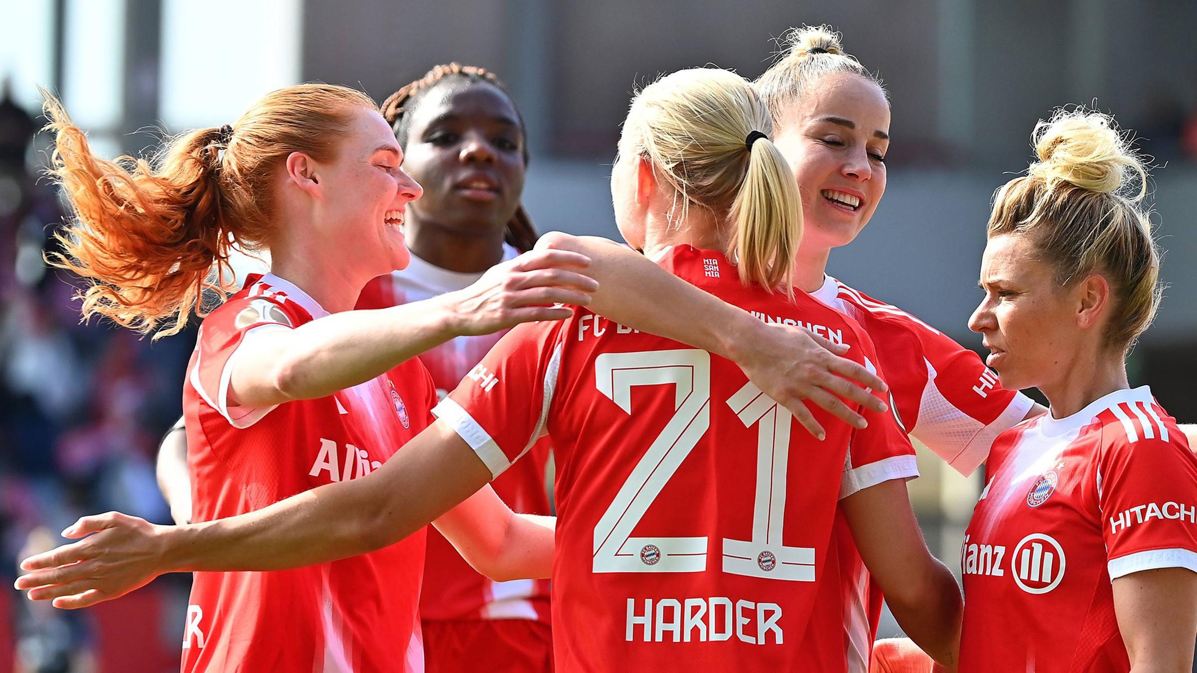 „Kollektiver Torjubel um Pernille Harder (FCB) nach dem 2:0, mit Linda Dallmann, Giulia Gwinn und Stine Ballisager, beim DFB-Pokal-Halbfinale der Frauen: FC Bayern München – SGS Essen am 06.04.2026 am FC Bayern Campus.“