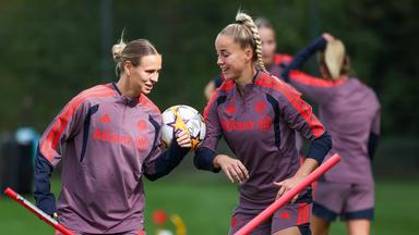 FC Bayern: Klara Bühl und Giulia Gwinn beim Training