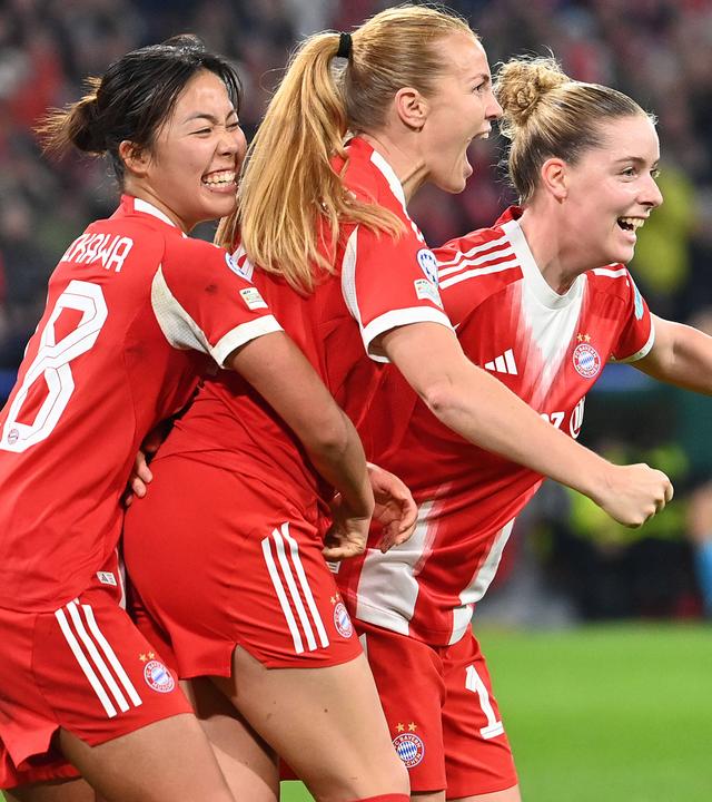 Champions League der Frauen am 12.11.2025, FC Bayern Muenchen - FC Arsenal: Momoko Tanikawa, Torschützin Glodis Perla Viggosdottir und Alara Sehitler (von links) feiern das Siegtor zum 3.2.