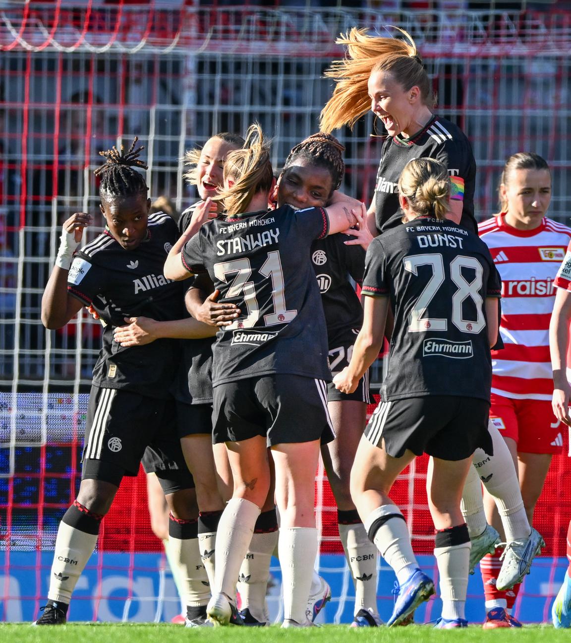Jubel bei den Fußballerinnen des FC Bayern.