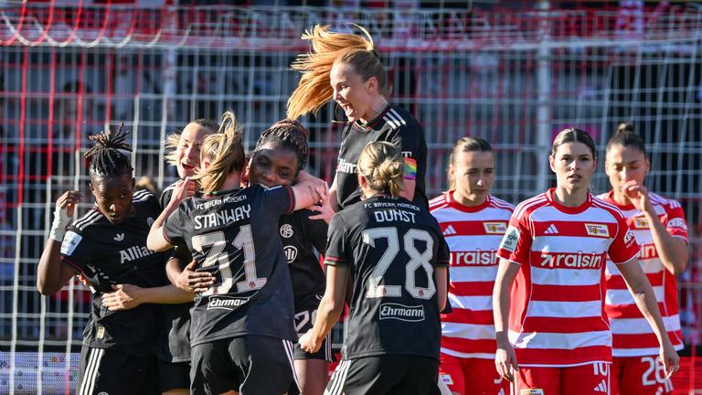 Jubel bei den Fußballerinnen des FC Bayern.