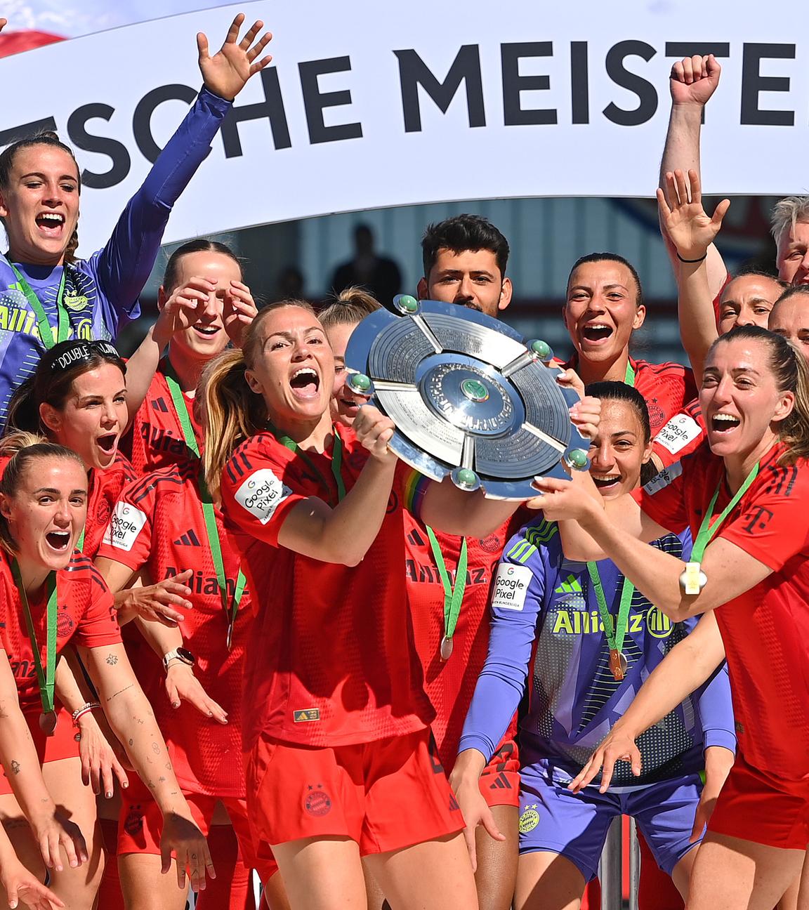 Die Frauen des FC Bayern erhalten die Meisterschale