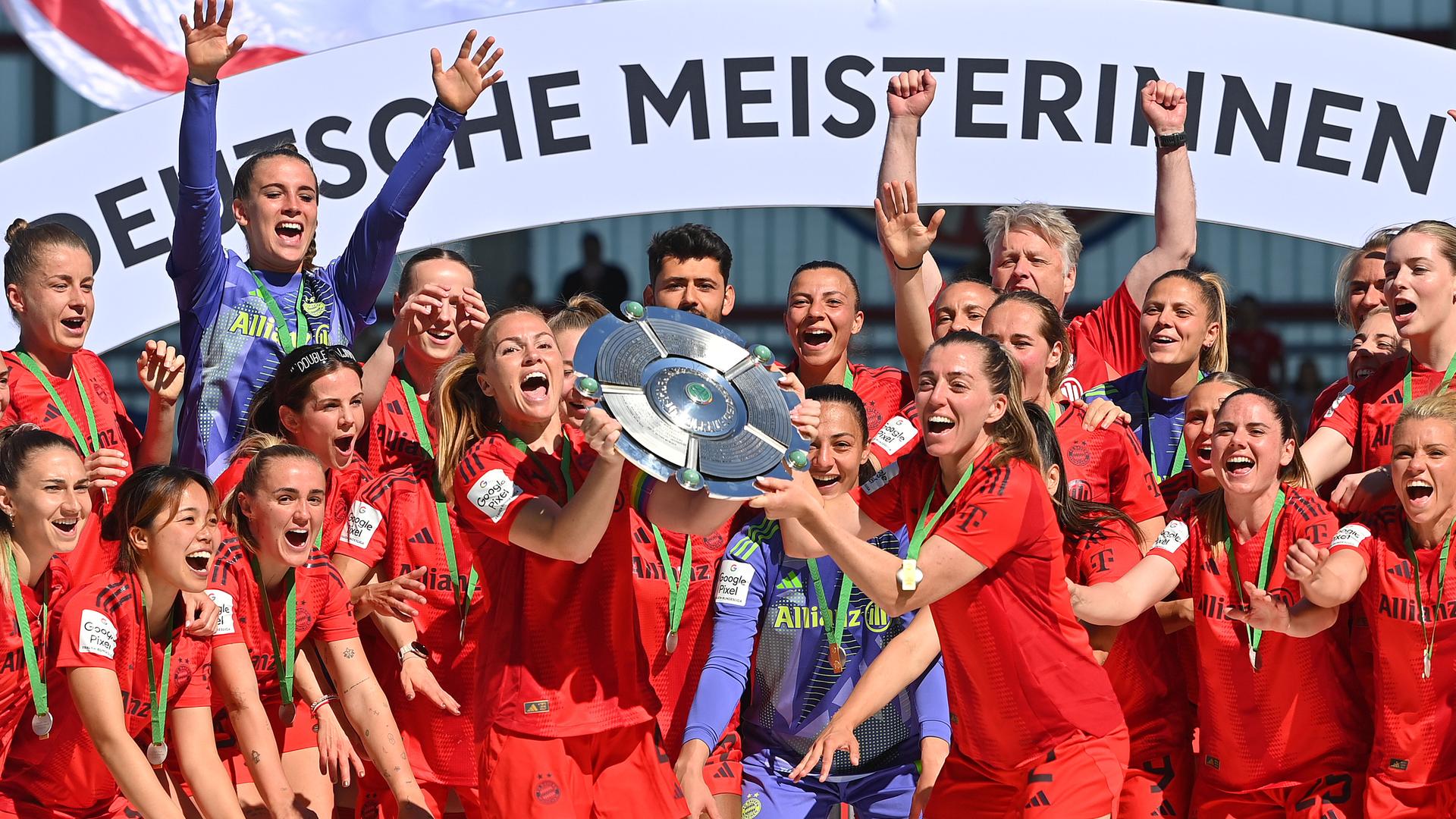 Die Frauen des FC Bayern erhalten die Meisterschale