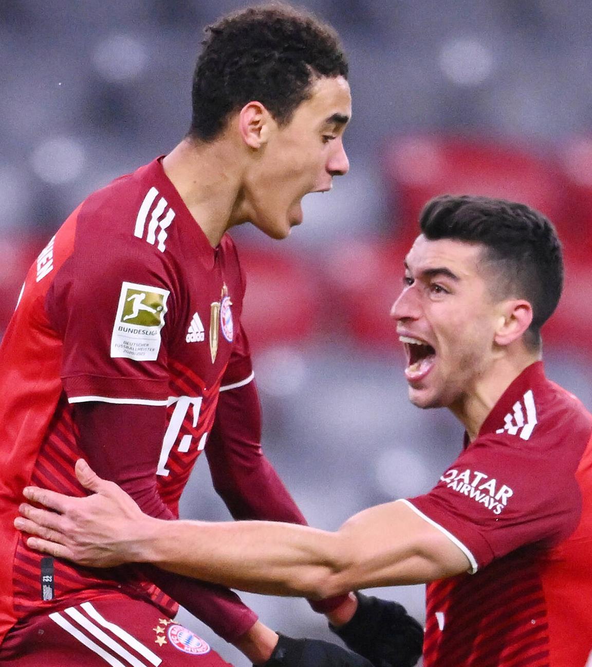 FC Bayern München - 1. FSV Mainz 05, 11.12.2021, Jubel FC Bayern München; Torschütze zum 2-1 Jamal Musiala (li) und Marc Roca