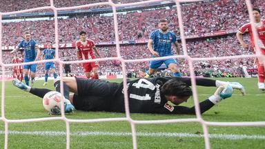 Torwart Diant Ramaj (Heidenheim) befördert den Ball unglücklich zum 3:3 ins eigene Tor gegen Bayern.