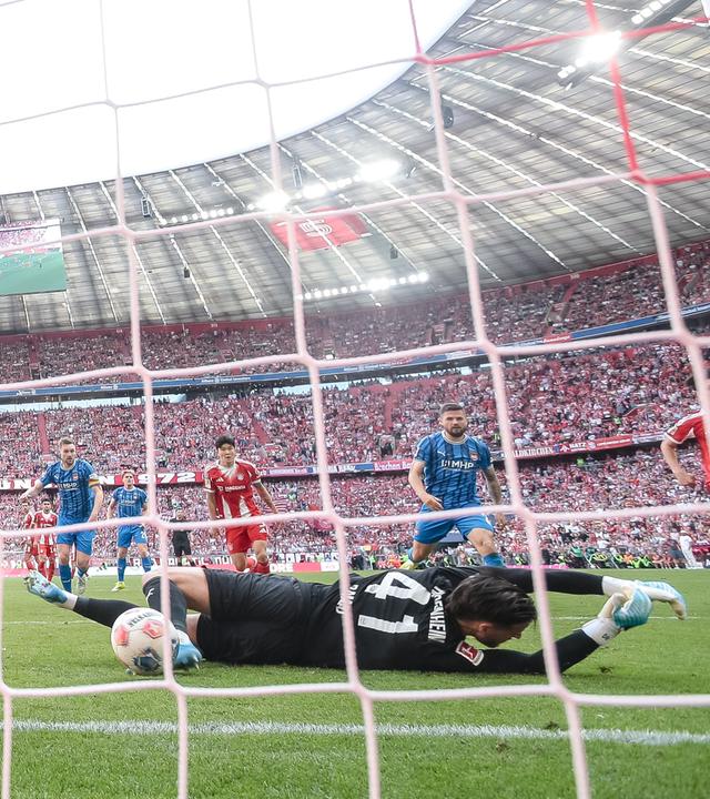 Torwart Diant Ramaj (Heidenheim) befördert den Ball unglücklich zum 3:3 ins eigene Tor gegen Bayern.