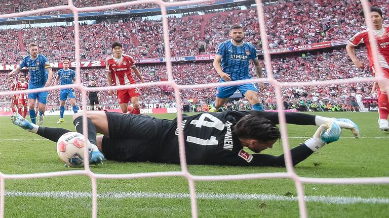 Torwart Diant Ramaj (Heidenheim) befördert den Ball unglücklich zum 3:3 ins eigene Tor gegen Bayern.