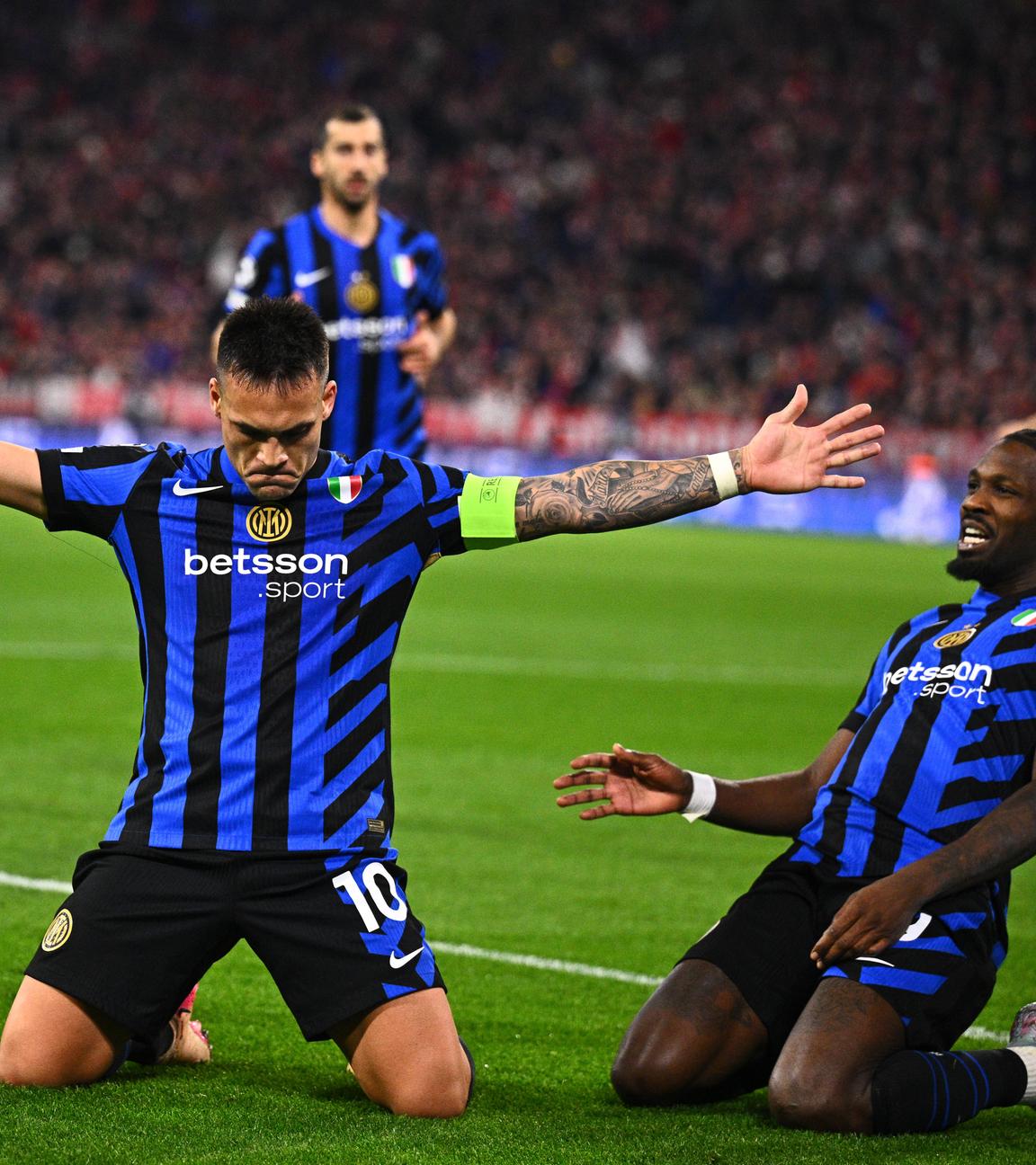 Champions League, FC Bayern München - Inter Mailand, Viertelfinale, Hinspiel: Inters Lautaro Martinez (links) rutscht auf Knien über den Rasen und feiert mit Inters Marcus Thuram seinen Treffer zum 0:1.