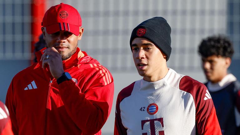 Bayern-Trainer Vincent Kompany spricht im Training mit Jamal Musiala.