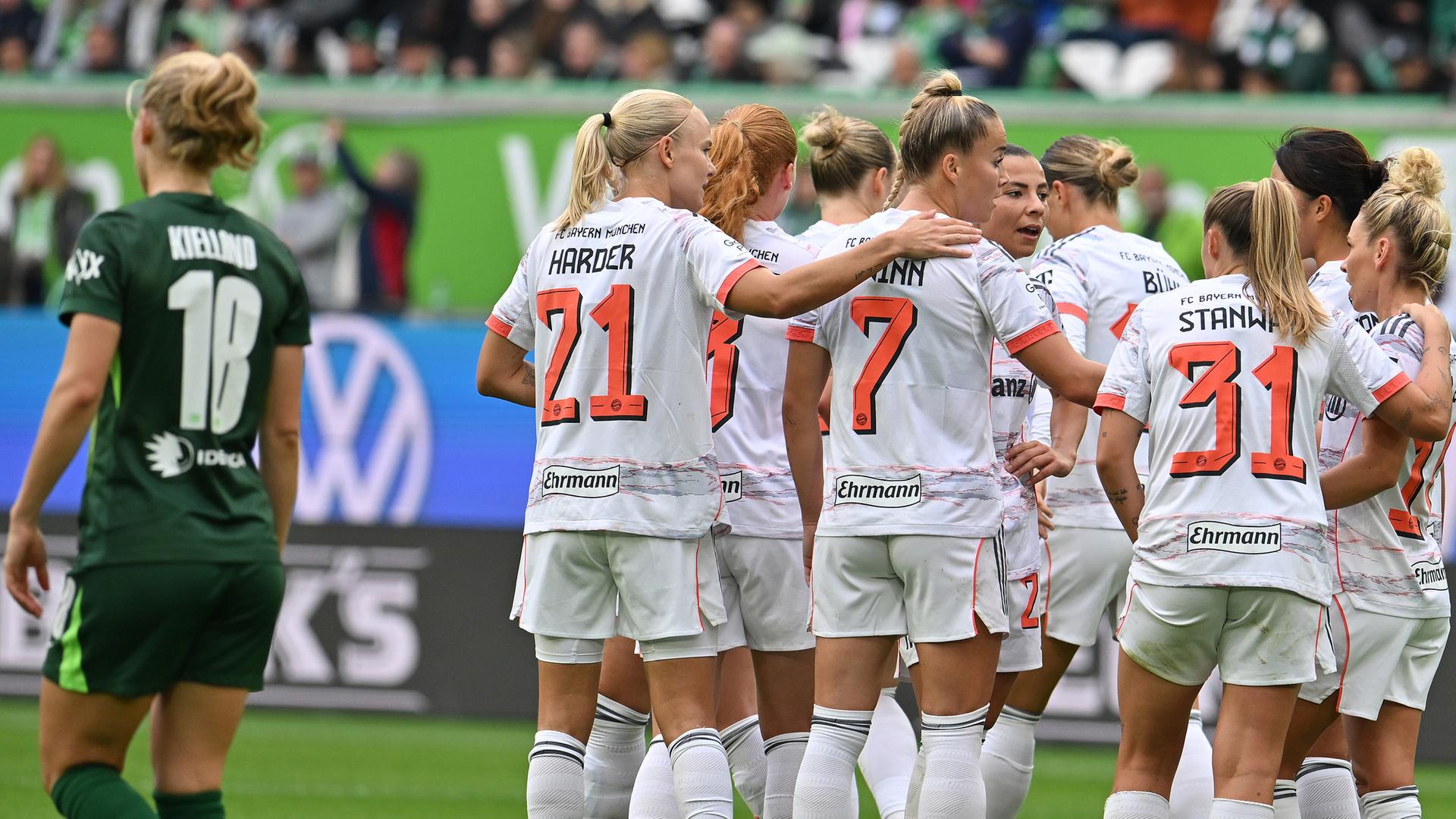 Die Frauen des FC Bayern feiern am 11. Oktober 2025 das Tor zum 1:0 gegen den VfL Wolfsburg durch Klara Bühl.