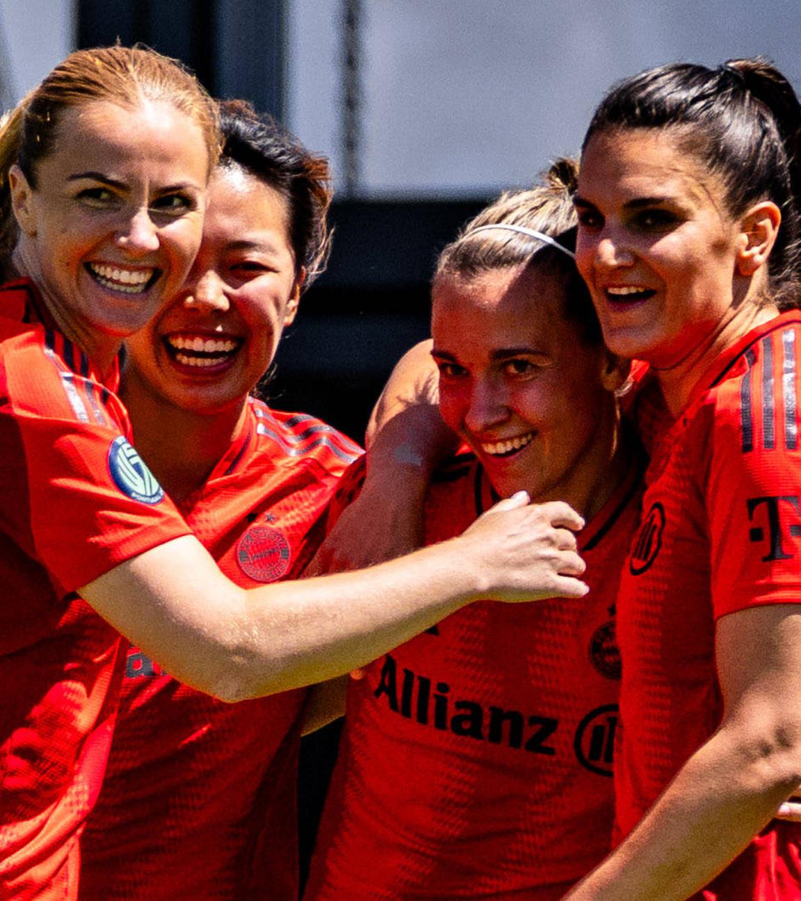 Spielerinnen des FC Bayern München feiern ihr Tor während des Spiels zwischen dem FC Bayern München und dem FC Rosengard bei den World Sevens Football am zweiten Tag im Estadio Antonio Coimbra da Mota am 22. Mai 2025 in Estoril, Portugal. 