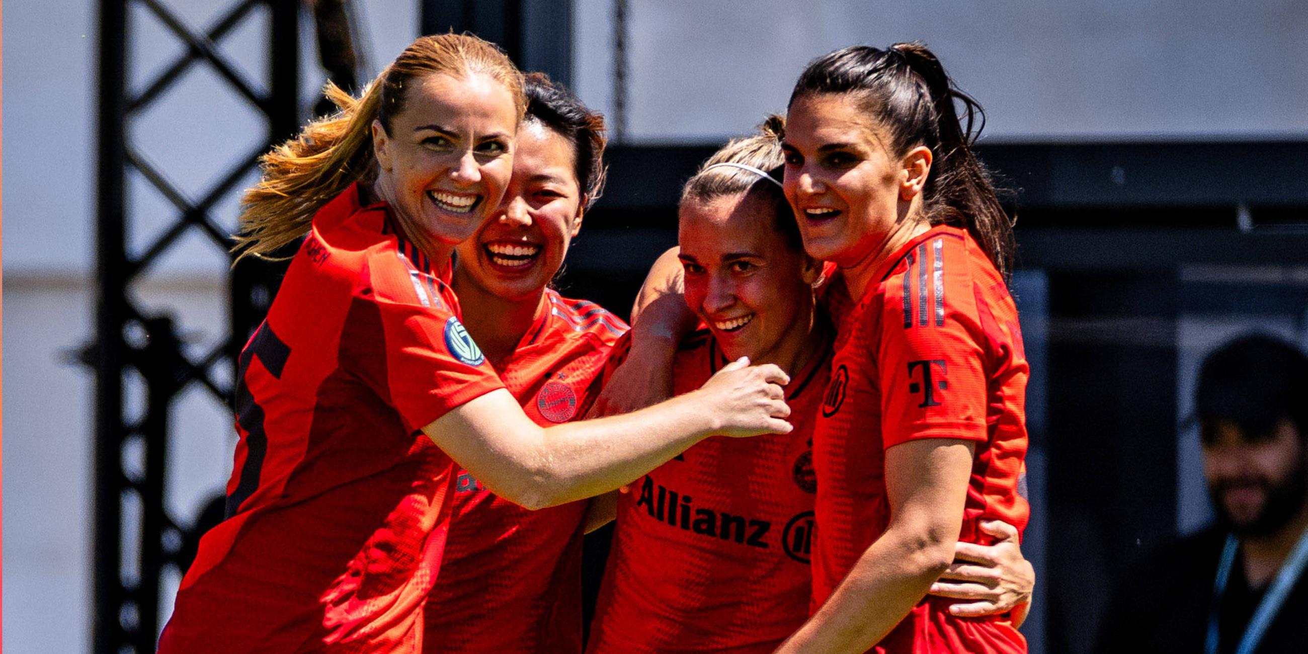 Spielerinnen des FC Bayern München feiern ihr Tor während des Spiels zwischen dem FC Bayern München und dem FC Rosengard bei den World Sevens Football am zweiten Tag im Estadio Antonio Coimbra da Mota am 22. Mai 2025 in Estoril, Portugal. 
