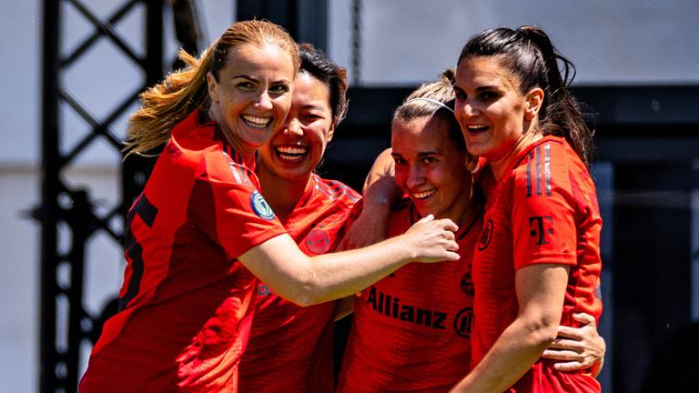 Spielerinnen des FC Bayern München feiern ihr Tor während des Spiels zwischen dem FC Bayern München und dem FC Rosengard bei den World Sevens Football am zweiten Tag im Estadio Antonio Coimbra da Mota am 22. Mai 2025 in Estoril, Portugal. 