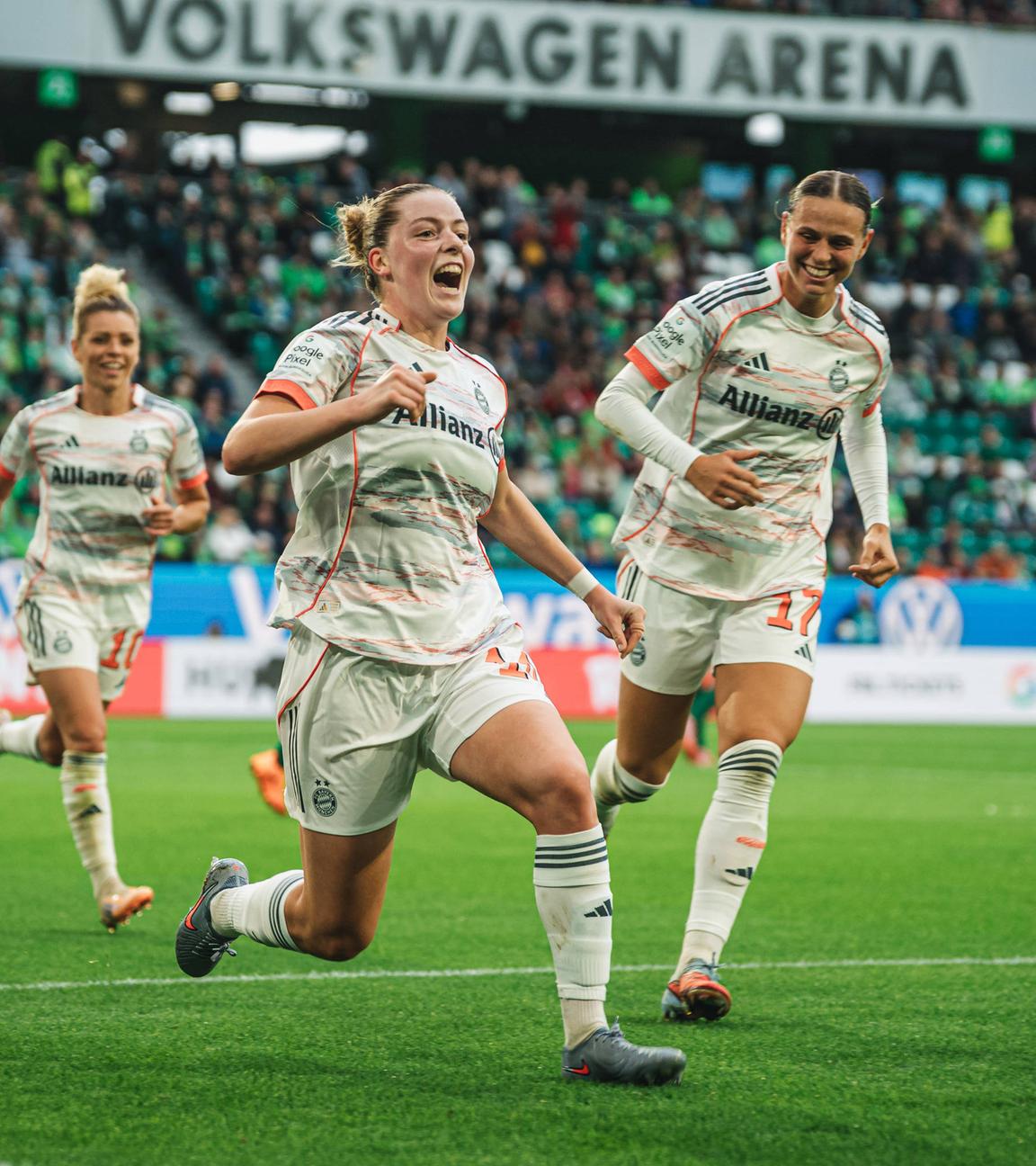 Alara Sehitler beim Jubel nach dem Treffer zum 3:1 für den FC Bayern München gegen den VfL Wolfsburg
