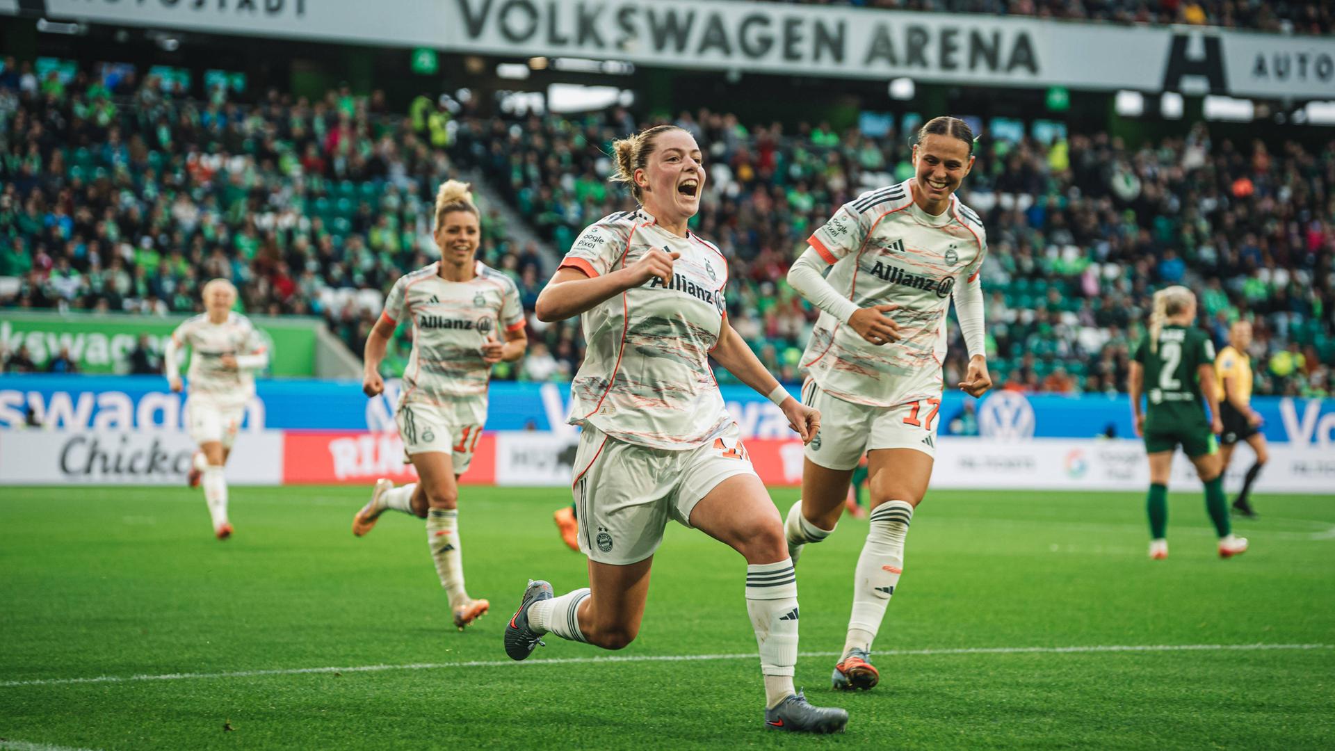 Alara Sehitler beim Jubel nach dem Treffer zum 3:1 für den FC Bayern München gegen den VfL Wolfsburg